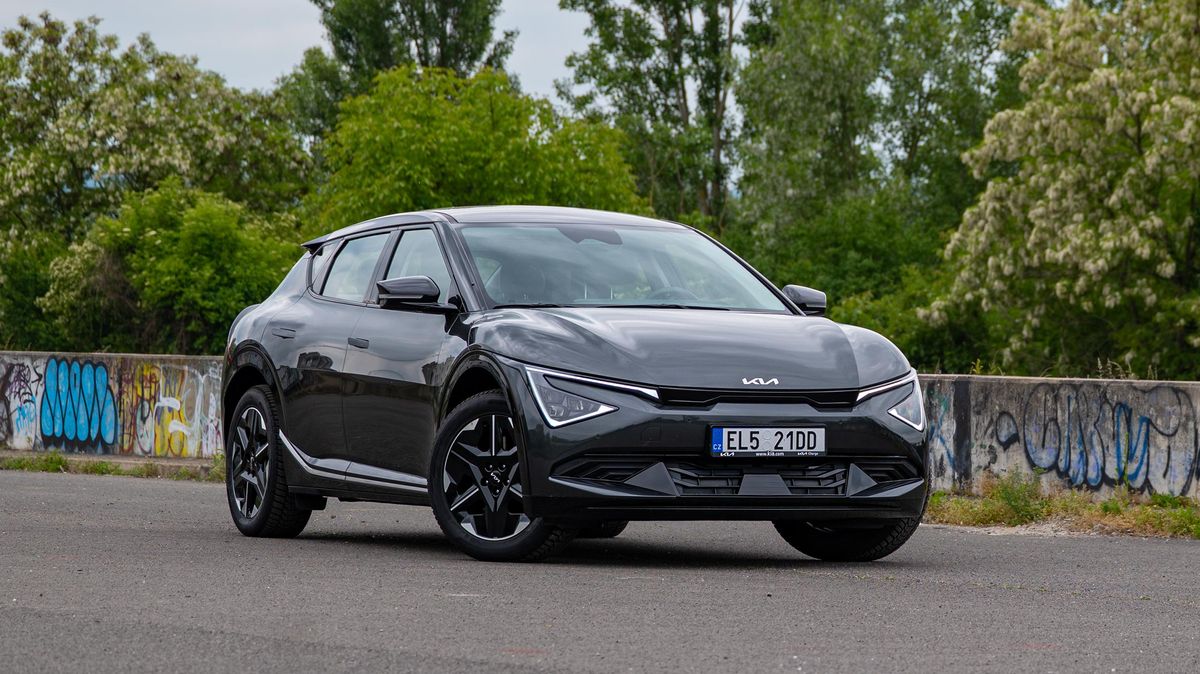 Kia EV6 dokazuje, že nabušenou supersilnou verzi nepotřebujete. Elektromobil za rozumné peníze má všechno, co potřebujete